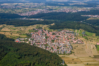 Dorf - Ansicht am Rande von landwirtschaftlichen Feldern und Nutzflächen in Spessartim Bundesland Baden-Württemberg in Ettlingen, Deutschland