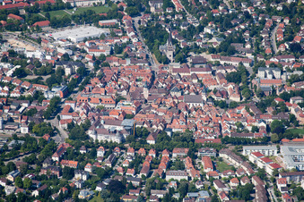 Luftbild von Altstadtbereich und Innenstadtzentrum in Ettlingen im Bundesland Baden-Württemberg, Deutschland