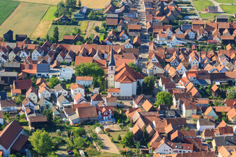 Kirche St. Wendelin in Hatzenbühl im Bundesland Rheinland-Pfalz, Deutschland aus der Luft