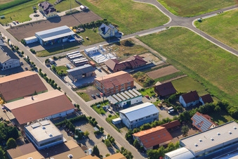 Gewerbegebiet Im Gerueut aus Osten in Hatzenbühl im Bundesland Rheinland-Pfalz, Deutschland