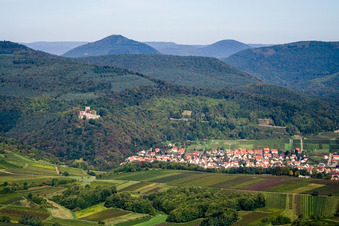 Burg Landeck über dem Winzerort aus Süden in Klingenmünster im Bundesland Rheinland-Pfalz, Deutschland