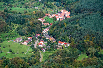 Dorf - Ansicht am Rande von landwirtschaftlichen Feldern und Nutzflächen im Pfälzerwald im Ortsteil Blankenborn in Bad Bergzabern im Bundesland Rheinland-Pfalz, Deutschland