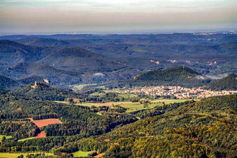 Burgruine Drachenfels und Dorf im Pflälzwerwald in Busenberg im Bundesland Rheinland-Pfalz, Deutschland