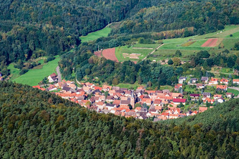 Dorf im Pflälzerwald von Osten in Vorderweidenthal im Bundesland Rheinland-Pfalz, Deutschland