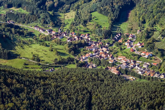 Dorf im Pflälzerwald von Osten in Erlenbach bei Dahn im Bundesland Rheinland-Pfalz, Deutschland