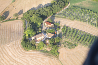 Schrägluftbild von Isola di Fano im Bundesland The Marches, Italien