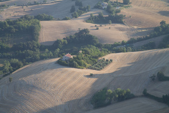 Isola di Fano im Bundesland The Marches, Italien aus der Luft betrachtet