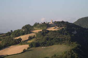 Drohnenaufname von Isola di Fano im Bundesland The Marches, Italien