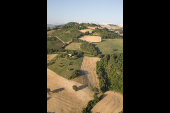 Drohnenbild von Isola di Fano im Bundesland The Marches, Italien