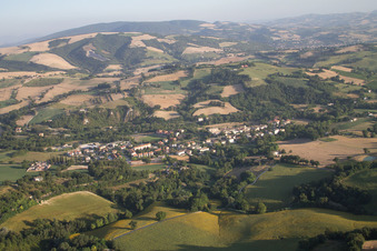 Isola di Fano im Bundesland The Marches, Italien von einer Drohne aus