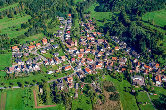 Luftbild von Dorf im Pflälzerwald von Norden in Niederschlettenbach im Bundesland Rheinland-Pfalz, Deutschland