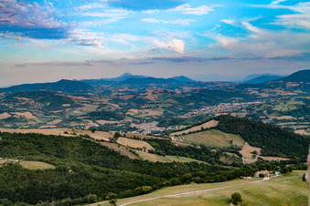 Cartoceto im Bundesland The Marches, Italien vom Flugzeug aus
