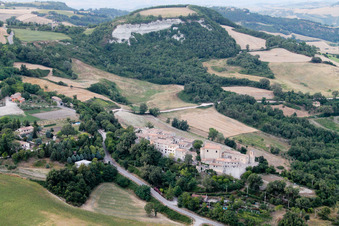 Drohnenaufname von Cartoceto im Bundesland The Marches, Italien