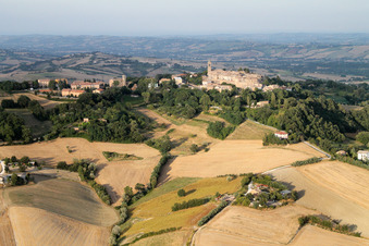 Ortsansicht der Straßen und Häuser von Fratte Rosa in Marche im Bundesland Pesaro und Urbino, Italien