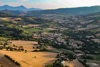 Isola di Fano im Bundesland The Marches, Italien vom Flugzeug aus