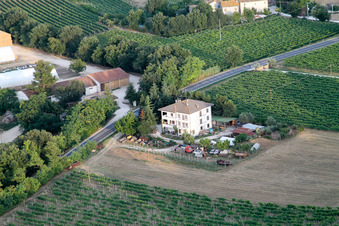 Schrägluftbild von Santa Maria della Valle im Bundesland The Marches, Italien