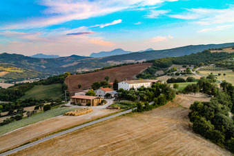 Santa Maria della Valle im Bundesland The Marches, Italien vom Flugzeug aus
