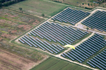 Luftbild von Borghetto im Bundesland Umbria, Italien