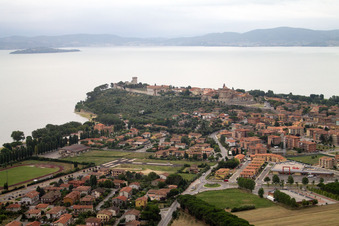 Luftbild von Castiglione del Lago im Bundesland Umbria, Italien