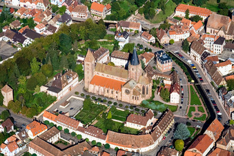 Luftbild von Wissembourg, Kathedrale im Bundesland Bas-Rhin, Frankreich