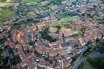 Ortsansicht der Straßen und Häuser der Wohngebiete in Castiglion Fiorentino im Bundesland Arezzo, Italien