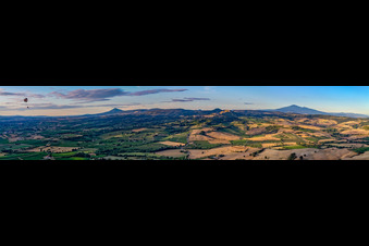 Panorama - Perspektive mit Gleitschirm der Gipfel in der Felsen- und Berglandschaft in Montepulciano in Toskana im Bundesland Siena, Italien