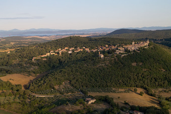 Montefollonico im Bundesland Toscana, Italien von oben