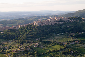Schrägluftbild von Montepulciano im Bundesland Siena, Italien
