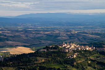 Altstadtbereich und Innenstadtzentrum in Montepulciano in Toscana. Montepulciano und die tonerdigen Hügel Valiano, Abbadia di Montepulciano, Sant´Albino, Argiano, San Gavino und Gracciano am Rande der Flachebene sind das Weinanbaugebiet des noblen Weins von Montepulciano im Bundesland Siena, Italien