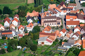 Kirche St. Laurentius in Schweighofen im Bundesland Rheinland-Pfalz, Deutschland von oben