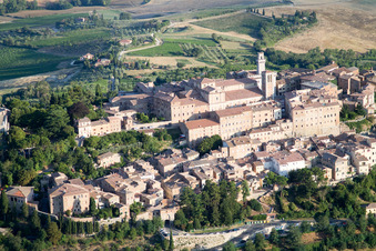 Montepulciano im Bundesland Siena, Italien von oben gesehen