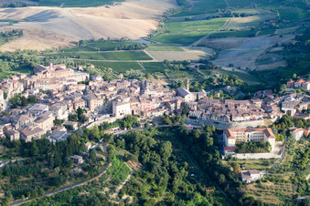 Montepulciano im Bundesland Siena, Italien aus der Vogelperspektive