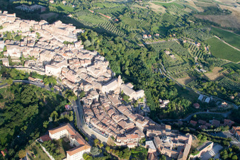 Drohnenbild von Montepulciano im Bundesland Siena, Italien