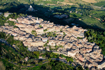 Ortsansicht der Straßen und Häuser der Wohngebiete in Montepulciano im Bundesland Siena, Italien