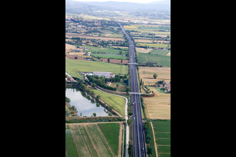 Luftaufnahme von Abbadia di Montepulciano im Bundesland Umbria, Italien