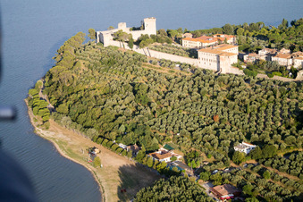 Castiglione del Lago im Bundesland Umbria, Italien von oben