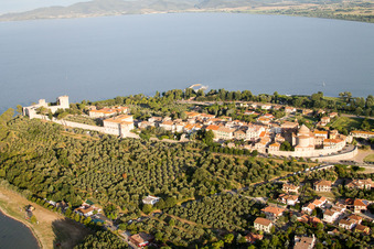 Castiglione del Lago im Bundesland Umbria, Italien von oben gesehen
