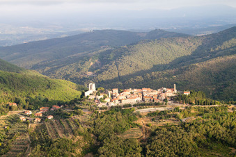 Schrägluftbild von Civitella in Val di Chiana im Bundesland Arezzo, Italien