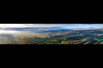 Panorama des Sonnenaufgang über der Landschaft mit Gleitschirmpiloten in Sinalunga im Bundesland Siena, Italien