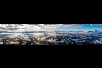 Panorama - Perspektive mit Wolken der Gipfel in der Felsen- und Berglandschaft in Montepulciano in Toskana im Bundesland Siena, Italien