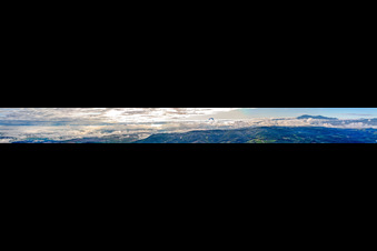 Panorama - Perspektive der Gipfel in der Felsen- und Berglandschaft mit Wolken und Gleitschirm in Montepulciano in Toskana im Bundesland Siena, Italien