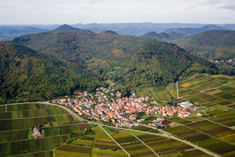 Dorf - Ansicht am Rande von Weinbergen zu Füßen des Haardtrandes des Pfälzerwalds in Eschbach im Bundesland Rheinland-Pfalz, Deutschland