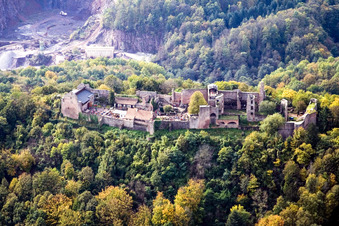 Ruine und Mauerreste der ehemaligen Burganlage Burgruine Madenburg in Eschbach im Bundesland Rheinland-Pfalz, Deutschland von oben