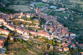 Drohnenaufname von Castiglion Fiorentino im Bundesland Arezzo, Italien