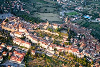Drohnenbild von Castiglion Fiorentino im Bundesland Arezzo, Italien