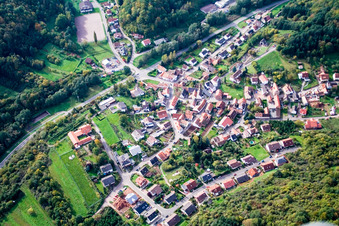 Dorf im Pfälzerwald von Osten in Waldhambach im Bundesland Rheinland-Pfalz, Deutschland