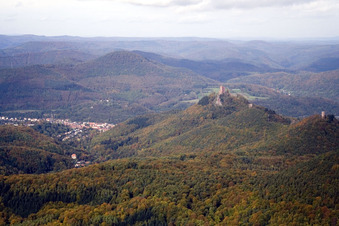 Burg Trifels im Ortsteil Bindersbach in Annweiler am Trifels im Bundesland Rheinland-Pfalz, Deutschland aus der Vogelperspektive