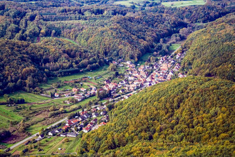 Dorf im Pfälzerwald von Osten in Waldrohrbach im Bundesland Rheinland-Pfalz, Deutschland