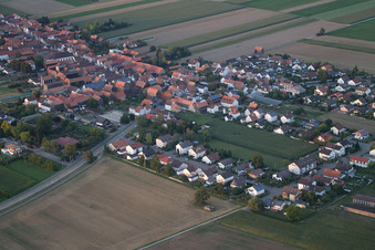 Ortsteil Hayna in Herxheim bei Landau im Bundesland Rheinland-Pfalz, Deutschland von der Drohne aus gesehen