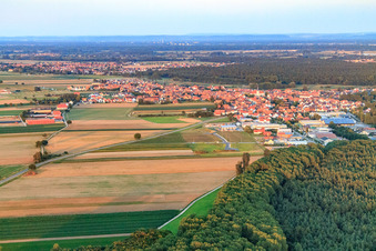 Dorfansicht von Westen in Hatzenbühl im Bundesland Rheinland-Pfalz, Deutschland
